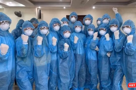 Các sinh viên Trường Đại học Y Hà Nội tham gia chống dịch COVID-19. Ảnh: Nam Khánh