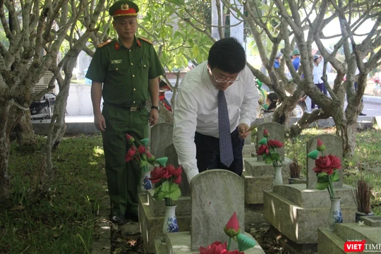 Đoàn thắp hương tại phần mộ các liệt sĩ đang an nghỉ tại Nghĩa trang liệt sĩ quốc tế Việt - Lào.