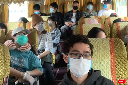 Đoàn người trên xe đến khu cách ly tại Pháp Vân - Tứ Hiệp. Ảnh: Anh Lê.