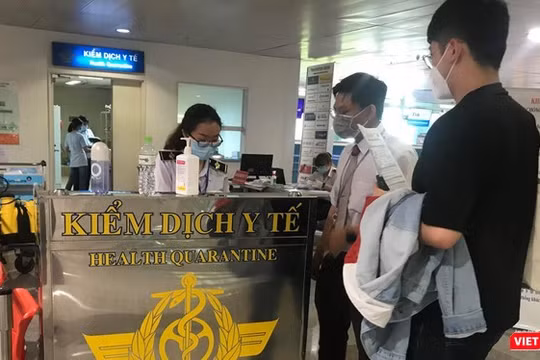Hành khách được kiểm dịch y tế tại sân bay Tân Sơn Nhất. Ảnh: Toàn Trân