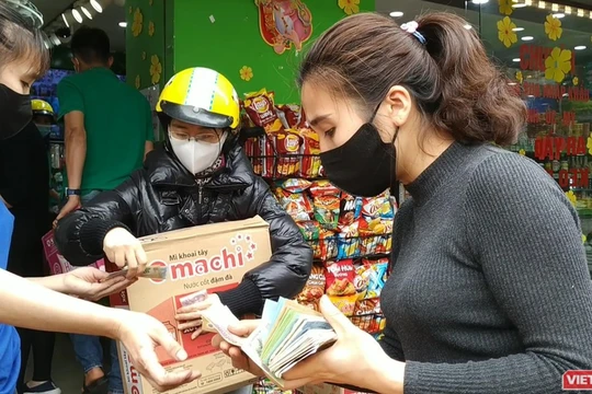 Tình trạng mua tích trữ thực phẩm đã từng xảy ra tại Hà Nội vào thời điểm phát hiện ca bệnh thứ 17 ở Trúc Bạch (Ba Đình, Hà Nội). Ảnh: Anh Lê.