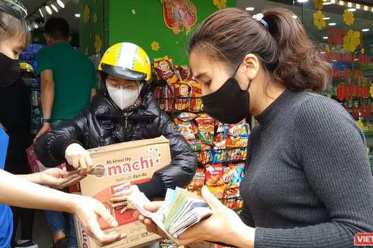 Tình trạng mua tích trữ thực phẩm đã từng xảy ra tại Hà Nội vào thời điểm phát hiện ca bệnh thứ 17 ở Trúc Bạch (Ba Đình, Hà Nội). Ảnh: Anh Lê.