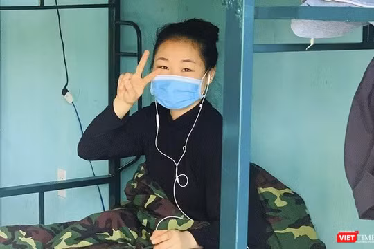 Công dân Việt Nam tại khu cách ly thuộc Trung tâm huấn luyện dự bị động viên (thuộc Bộ chỉ huy quân sự TP Đà Nẵng). Ảnh: Hồ Xuân Mai.