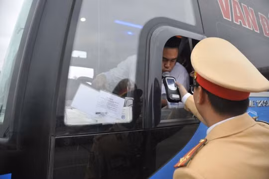 Kiểm soát nồng độ cồn của lái xe khi đi vào các tuyến cao tốc. Ảnh: Cục CSGT.