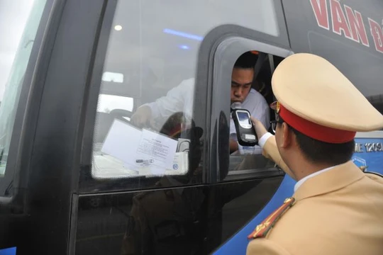 Kiểm soát nồng độ cồn của lái xe khi đi vào các tuyến cao tốc. Ảnh: Cục CSGT.