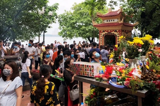 Bức ảnh Phủ Tây Hồ có quá đông người đến lễ bái trong ngày 1/7 âm lịch được truyền tay nhau trên MXH. Ảnh: Facebook.