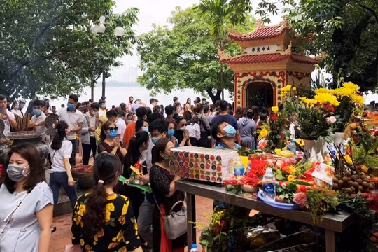Bức ảnh Phủ Tây Hồ có quá đông người đến lễ bái trong ngày 1/7 âm lịch được truyền tay nhau trên MXH. Ảnh: Facebook.