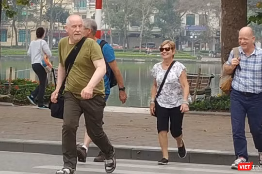 Nhiều khách du lịch đến Việt Nam thời điểm này không sử dụng các biện pháp phòng dịch. Ảnh chụp tại khu vực hồ Hoàn Kiếm - Anh Lê.