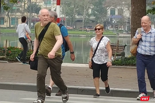 Nhiều khách du lịch đến Việt Nam thời điểm này không sử dụng các biện pháp phòng dịch. Ảnh chụp tại khu vực hồ Hoàn Kiếm - Anh Lê.