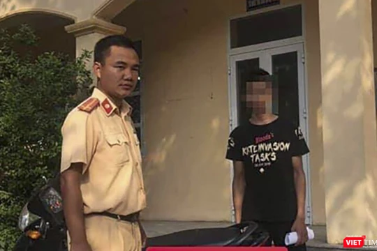 Nam thanh niên tại cơ quan công an (Ảnh An Bình)