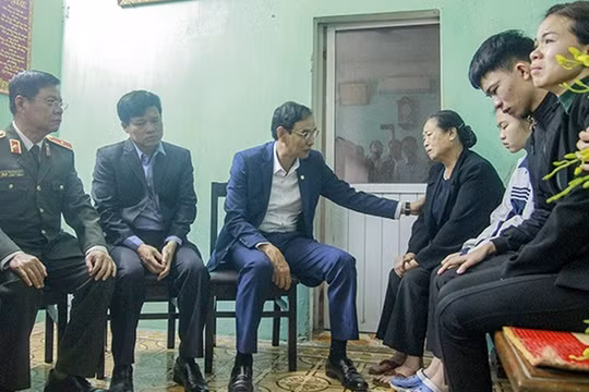 Lãnh đạo TP Hà Nội chia sẻ, động viên người thân Thượng tá Nguyễn Huy Thịnh. Ảnh: Bộ Công an.