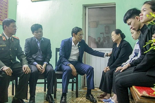 Lãnh đạo TP Hà Nội chia sẻ, động viên người thân Thượng tá Nguyễn Huy Thịnh. Ảnh: Báo Công an.