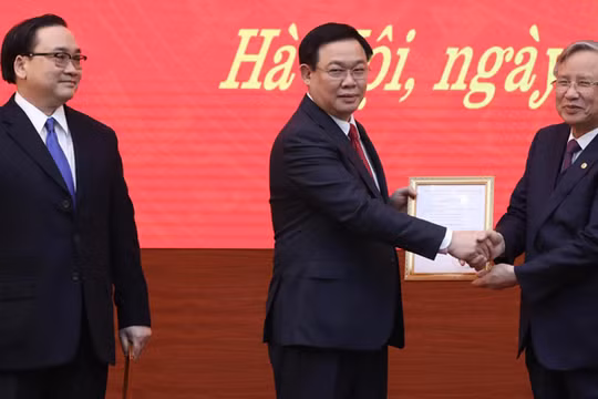 Thường trực Ban Bí thư Trần Quốc Vượng trao Quyết định của Bộ Chính trị phân công Phó Thủ tướng Vương Đình Huệ làm Bí thư Thành ủy Hà Nội nhiệm kỳ 2015-2020. Ảnh: chinhphu.vn