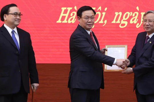 Thường trực Ban Bí thư Trần Quốc Vượng trao Quyết định của Bộ Chính trị phân công Phó Thủ tướng Vương Đình Huệ làm Bí thư Thành ủy Hà Nội nhiệm kỳ 2015-2020. Ảnh: chinhphu.vn