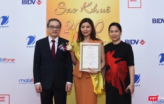 Thứ trưởng Phan Tâm trao giải thưởng Sao Khuê 2020.