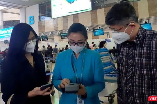 Hành khách nghiêm túc thực hiện đeo khẩu trang tại sân bay Nội Bài. Ảnh: K.N 