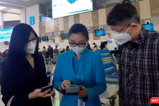 Hành khách nghiêm túc thực hiện đeo khẩu trang tại sân bay Nội Bài. Ảnh: K.N 