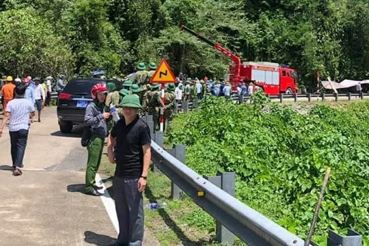 Vụ việc khiến 9 người tử vong tại hiện trường và 4 người tử vong tại bệnh viện; 27 người bị thương đang được cấp cứu tại Bệnh viện Việt Nam Cuba Đồng Hới, Quảng Bình. Ảnh: Fb Dương Sông Lam.