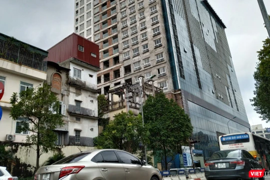 Công trình dự án số 8B Lê Trực sau nhiều năm vi phạm về xây dựng, đến nay vẫn chưa được xử lý dứt điểm. Ảnh: Anh Lê.