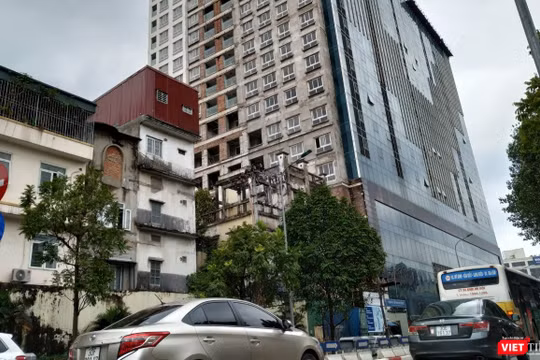 Công trình dự án số 8B Lê Trực sau nhiều năm vi phạm về xây dựng, đến nay vẫn chưa được xử lý dứt điểm. Ảnh: Anh Lê.