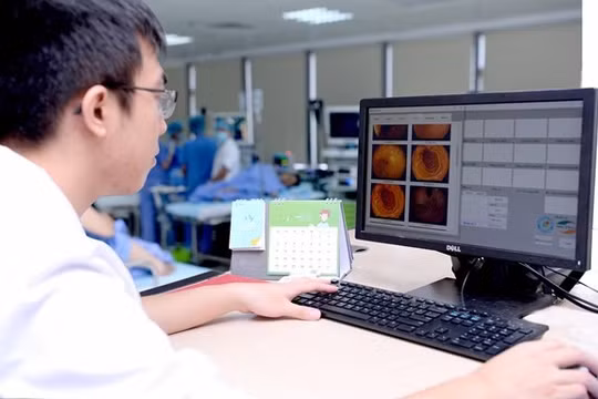 Cán bộ, y bác sĩ ngành y tế sử dụngcông nghệ hiện đại phục vụ cho việc khám chữa bệnh, tiết kiệm thời gian trong việc đưa ra chuẩn đoán và điều trị cho bệnh nhân. Ảnh: Viettel