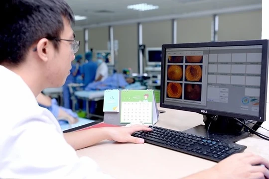 Cán bộ, y bác sĩ ngành y tế sử dụngcông nghệ hiện đại phục vụ cho việc khám chữa bệnh, tiết kiệm thời gian trong việc đưa ra chuẩn đoán và điều trị cho bệnh nhân. Ảnh: Viettel