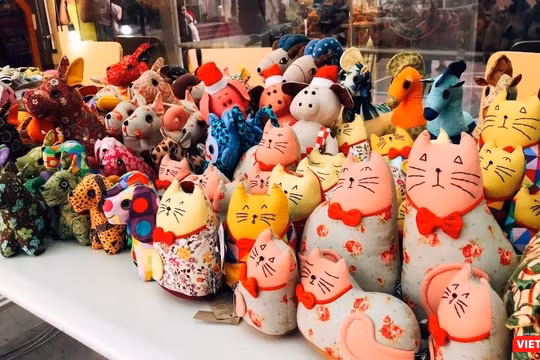 “Đàn thú nhồi bông” đầy màu sắc, được chăm chút từng đường kim, mũi chỉ dưới bàn tay tài hoa những người khuyết tật.