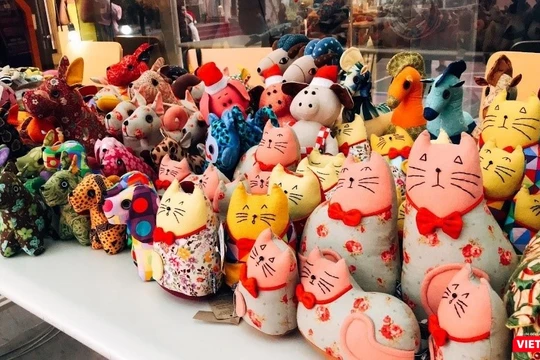 “Đàn thú nhồi bông” đầy màu sắc, được chăm chút từng đường kim, mũi chỉ dưới bàn tay tài hoa những người khuyết tật.