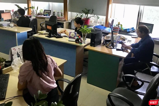 Các phóng viên, biên tập viên của Thời báo Kinh tế Việt Nam vẫn bám trụ tại tòa soạn, bất chấp lệnh giải thể - Ảnh chụp chiều ngày 16/7.