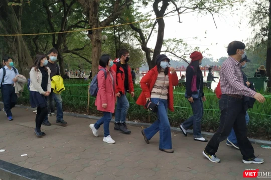 Khách du lịch đến Hà Nội trong những ngày chống dịch COVID-19. Ảnh: Anh Lê
