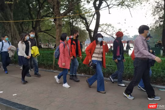 Khách du lịch đến Hà Nội trong những ngày chống dịch COVID-19. Ảnh: Anh Lê