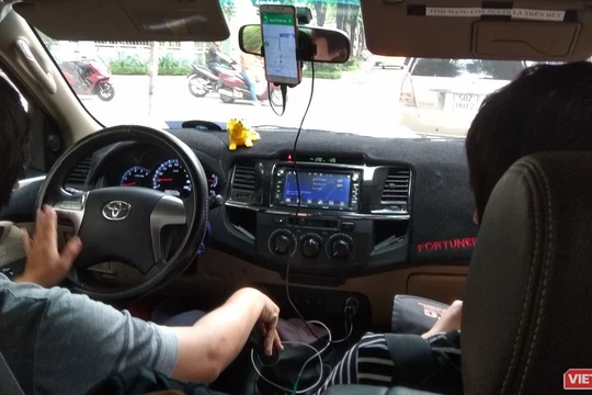 Bộ GTVT cho rằng không phân biệt các loại hình vận tải theo mục đích mà cứ phải đúng theo quy định hoạt động và quy định về kiểm soát của thị trường vận tải đường bộ Việt Nam. Ảnh: Anh Lê.