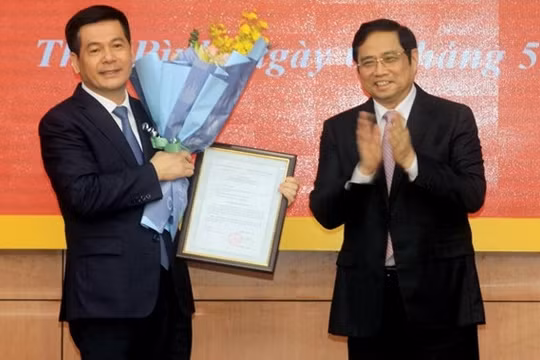 Ông Phạm Minh Chính - Ủy viên Bộ Chính trị, Bí thư Trung ương Đảng, Trưởng ban Tổ chức Trung ương - trao Quyết định, tặng hoa chúc mừng ông Nguyễn Hồng Diên. Ảnh: tuyengiao.vn