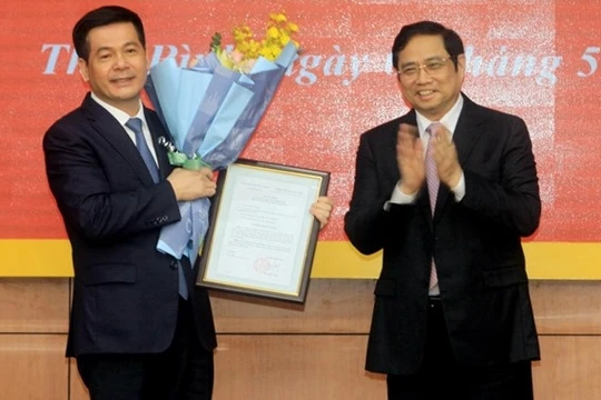 Ông Phạm Minh Chính - Ủy viên Bộ Chính trị, Bí thư Trung ương Đảng, Trưởng ban Tổ chức Trung ương - trao Quyết định, tặng hoa chúc mừng ông Nguyễn Hồng Diên. Ảnh: tuyengiao.vn