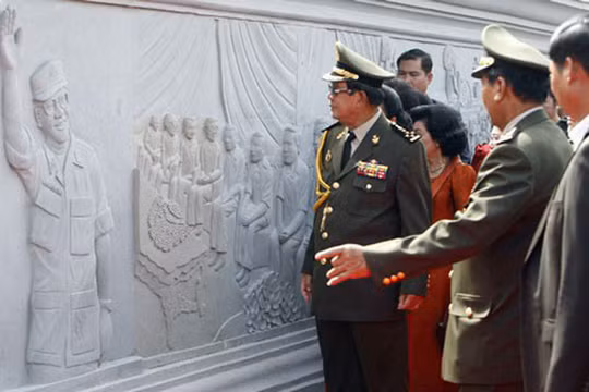Thủ tướng Campuchia Hun Sen (giữa) và bức phù điêu khắc hình của ông trên tường Đài Tưởng niệm Thắng Thắng trong lễ khánh thành tại làng Prek Ta Sek, ngoại ô Phnom Penh - Campuchia, vào ngày 29-12-2018 Nguồn: AP
