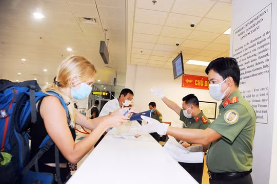 Các cán bộ Công an cửa khẩu Cảng hàng không Quốc tế Nội Bài thuộc Cục quản lý xuất, nhập cảnh Bộ Công an vẫn đang lặng thầm làm nhiệm vụ, đối mặt với hiểm nguy ở nơi “tuyến đầu” với dịch COVID-19.