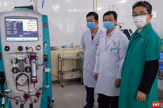 Ông Masuda Chikahiro - Trưởng Văn phòng chi nhánh JICA Việt Nam tại TP. Hồ Chí Minh (người thứ nhất, từ phải qua) - trao tặng máy ECMO cho BS. Nguyễn Trí Thức - Giám đốc Bệnh viện Chợ Rẫy (người đứng giữa). Ảnh: JICA.