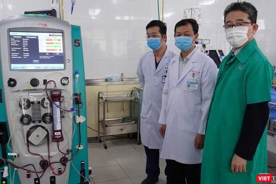 Ông Masuda Chikahiro - Trưởng Văn phòng chi nhánh JICA Việt Nam tại TP. Hồ Chí Minh (người thứ nhất, từ phải qua) - trao tặng máy ECMO cho BS. Nguyễn Trí Thức - Giám đốc Bệnh viện Chợ Rẫy (người đứng giữa). Ảnh: JICA.