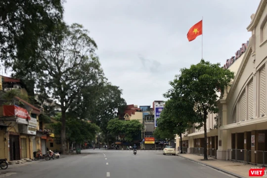 Chợ Đồng Xuân vắng lặng trong những ngày cách ly xã hội, khác hẳn với quang cảnh đông đúc, nhộn nhịp ngày thường.