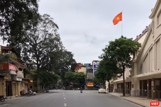 Chợ Đồng Xuân vắng lặng trong những ngày cách ly xã hội, khác hẳn với quang cảnh đông đúc, nhộn nhịp ngày thường.