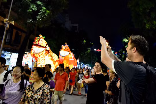 Không gian đi bộ khu vực hồ Hoàn Kiếm và phụ cận là nơi diễn ra nhiều chương trình văn hóa, nghệ thuật đặc sắc phục vụ nhân dân Thủ đô và du khách quốc tế. Ảnh: Báo Tuyên Quang.