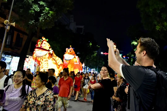 Không gian đi bộ khu vực hồ Hoàn Kiếm và phụ cận là nơi diễn ra nhiều chương trình văn hóa, nghệ thuật đặc sắc phục vụ nhân dân Thủ đô và du khách quốc tế. Ảnh: Báo Tuyên Quang.