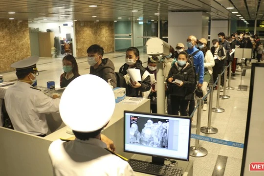 Du khách đến Đà Nẵng đều được kiểm soát thân nhiệt và giám sát dịch tễ. Ảnh: Hồ Xuân Mai.