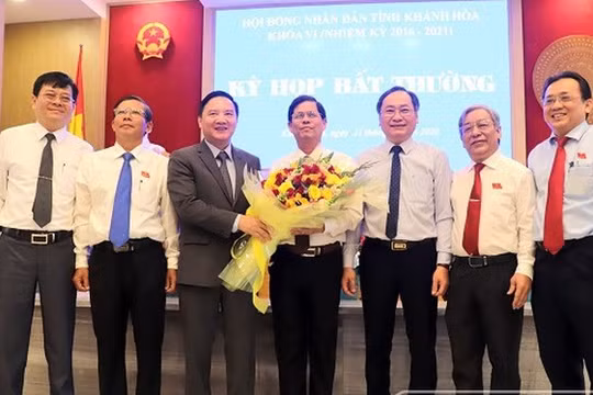 Ông Nguyễn Khắc Định - Ủy viên Trung ương Đảng, Bí thư Tỉnh ủy (thứ 3 từ trái qua) cùng các vị lãnh đạo tỉnh tặng hoa, chúc mừng ông Nguyễn Tấn Tuân (đứng giữa) khi vừa được bầu làm Chủ tịch UBND tỉnh trong kì họp bất thường ngày 21/2. Ảnh: Cổng thông tin