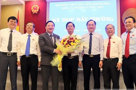 Ông Nguyễn Khắc Định - Ủy viên Trung ương Đảng, Bí thư Tỉnh ủy (thứ 3 từ trái qua) cùng các vị lãnh đạo tỉnh tặng hoa, chúc mừng ông Nguyễn Tấn Tuân (đứng giữa) khi vừa được bầu làm Chủ tịch UBND tỉnh trong kì họp bất thường ngày 21/2. Ảnh: Cổng thông tin