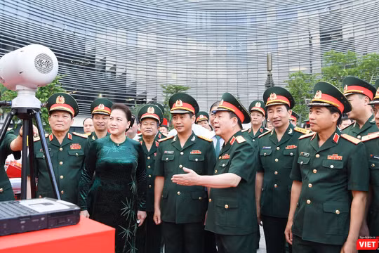 Làm việc tại Viettel, Chủ tịch Quốc hội nhấn mạnh, Viettel cần tiếp tục chú trọng hoạt động nghiên cứu sản xuất, đặt nền móng cho việc nước ta có thể làm chủ trang bị, vũ khí công nghệ cao.