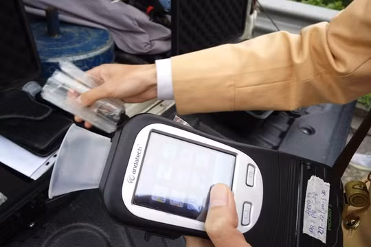 Ống thổi dạng hình phễu dùng để kiểm tra nhanh lái xe có sử dụng bia rượu hay không. Ảnh: Hiệp Bình.