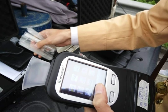 Ống thổi dạng hình phễu dùng để kiểm tra nhanh lái xe có sử dụng bia rượu hay không. Ảnh: Hiệp Bình.