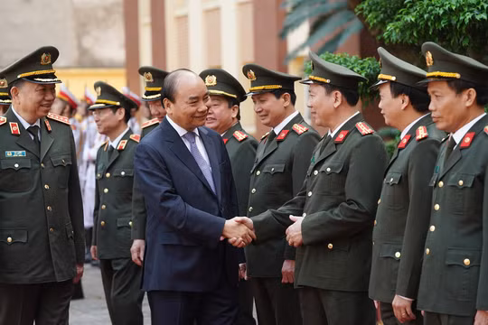 Thủ tướng Nguyễn Xuân Phúc đến kiểm tra công tác của lực lượng Cảnh vệ Công an nhân dân. Ảnh: VGP.