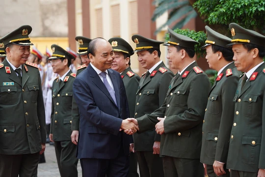 Thủ tướng Nguyễn Xuân Phúc đến kiểm tra công tác của lực lượng Cảnh vệ Công an nhân dân. Ảnh: VGP.